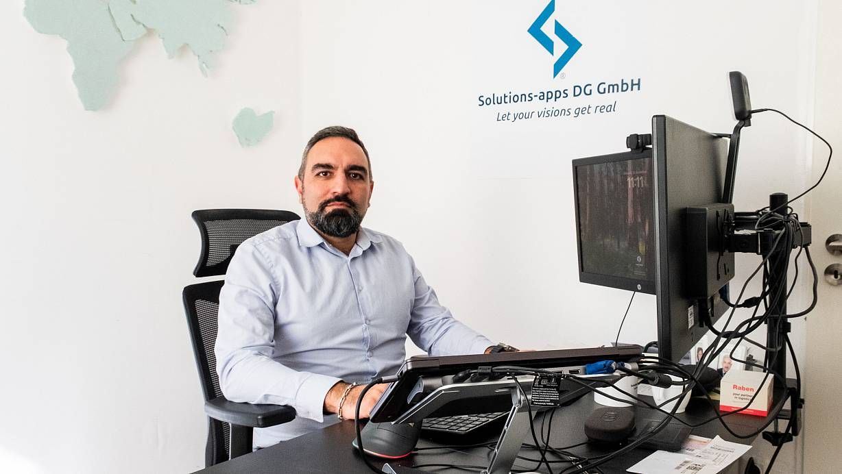 Hamed Rahimi Darehchi، مؤسس Solutions-Apps، في المكتب في بيليفيلد